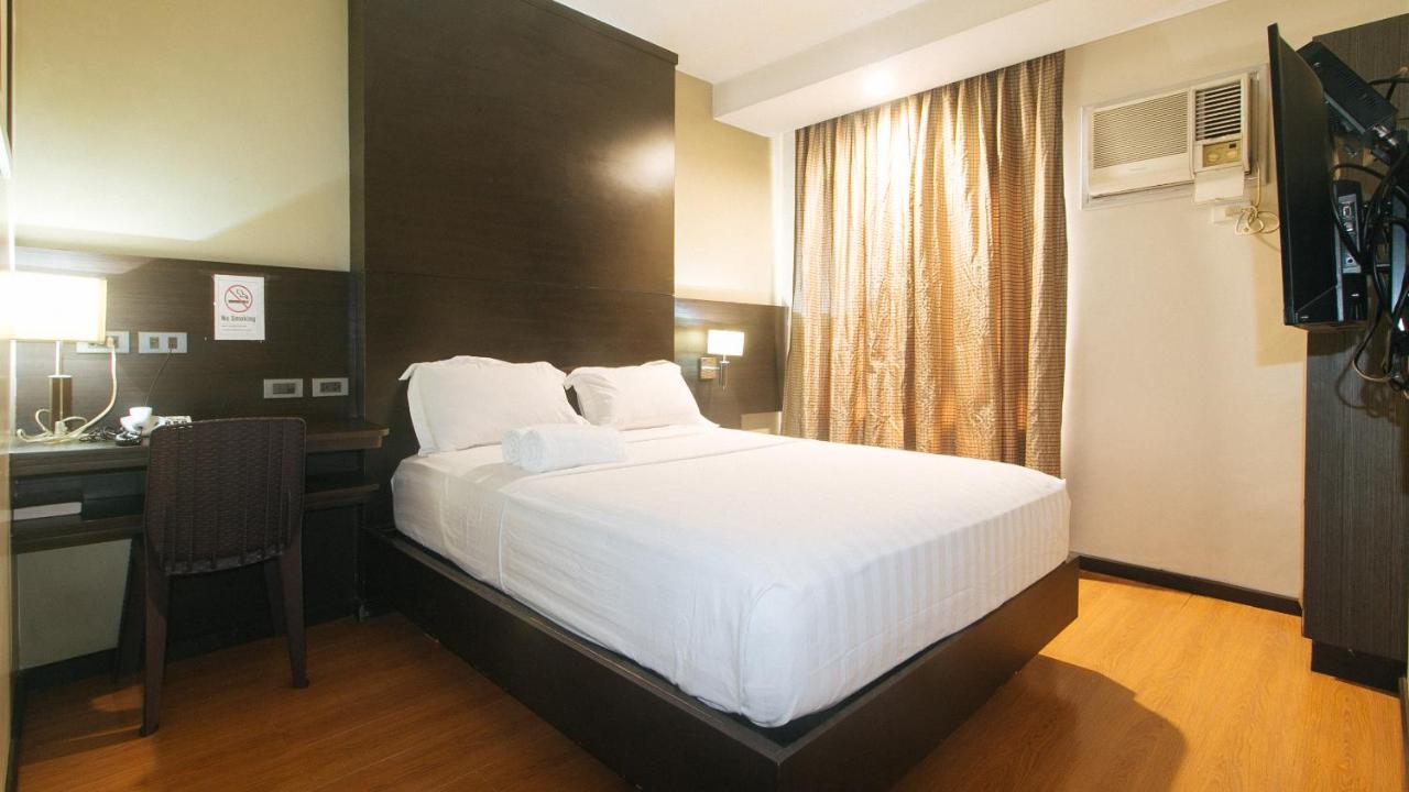 Lorenzzo Suites Hotel San Pedro Makati Exterior foto
